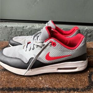 Nike Men’s Gray and Red Mesh Low-Top GOLF Sneakers